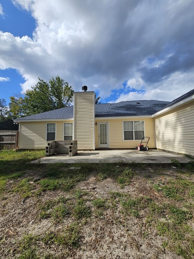 Building Photo - Charm & Convenience