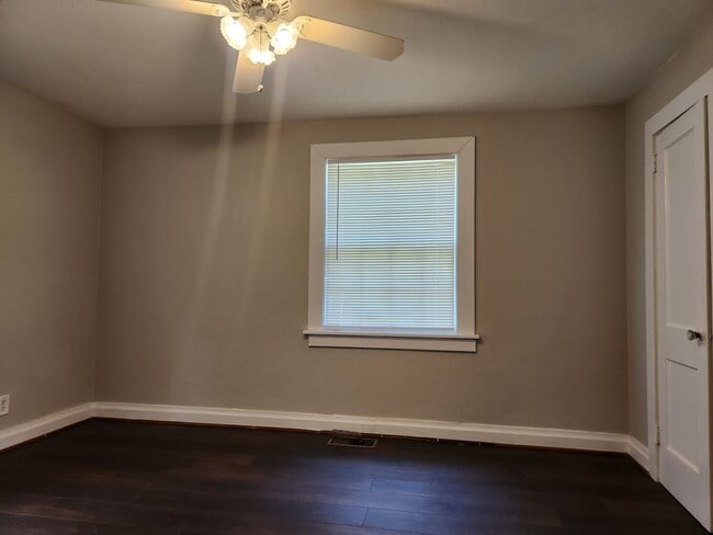 Building Photo - Charming 3-bedroom, 1.5-bathroom home located just a few blocks from Daffin Park