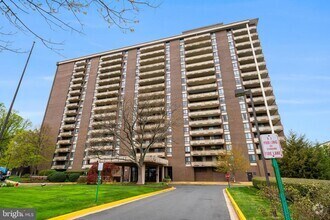 Building Photo - 1800 Old Meadow Rd