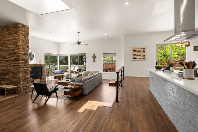 Building Photo - 630 Mountain Shadows Dr