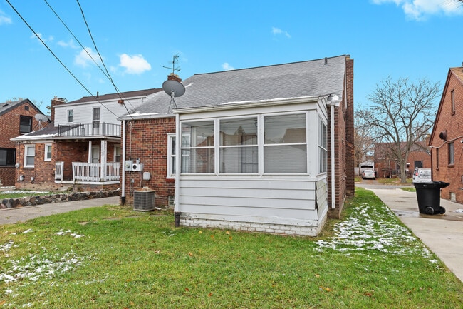 Building Photo - 5566 Haverhill St