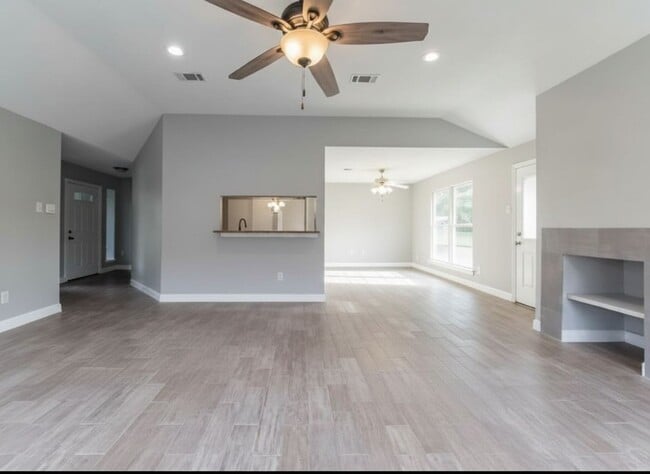 Building Photo - 2135 Collingsfield Dr