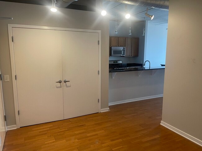 Building Photo - 647 Metropolitan Way