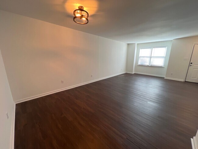 Building Photo - 2 Bedroom Community on the Corner of Baxte...
