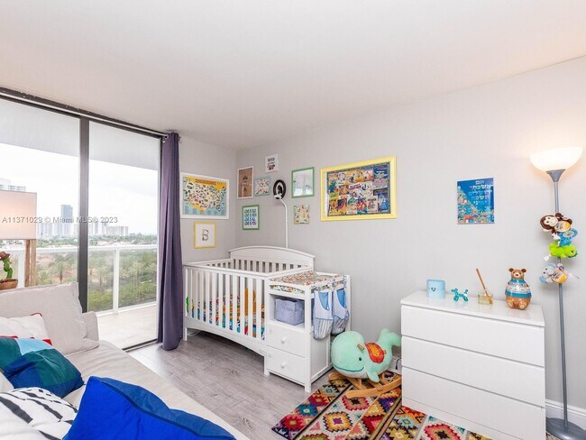 Building Photo - 3701 N Country Club Dr