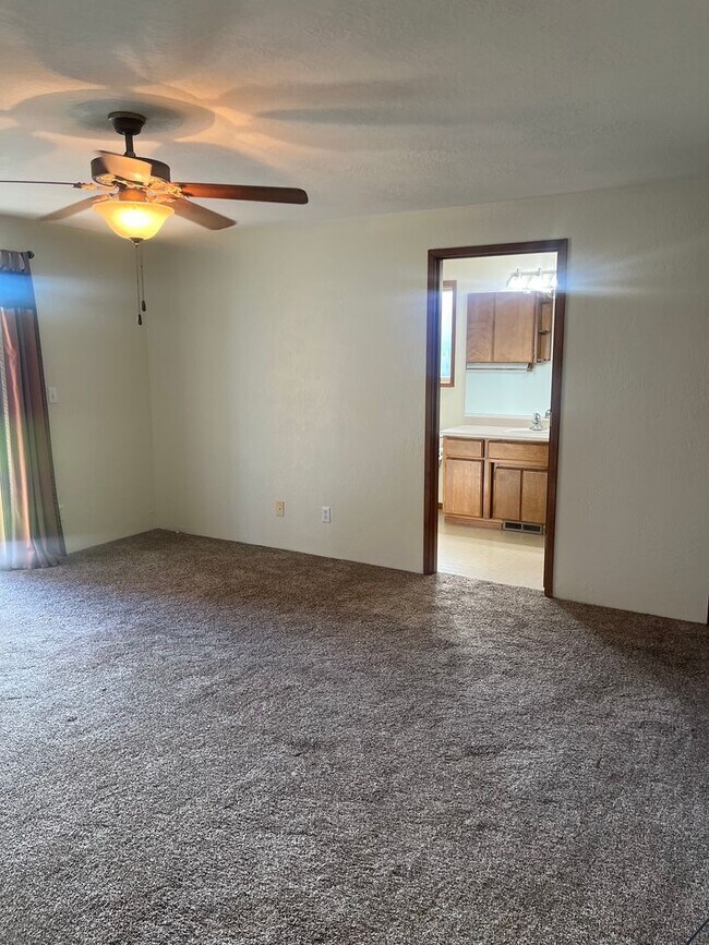 Building Photo - 3 Bedroom 2 Bath House