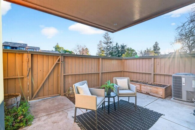 Building Photo - 286 Hackamore Common