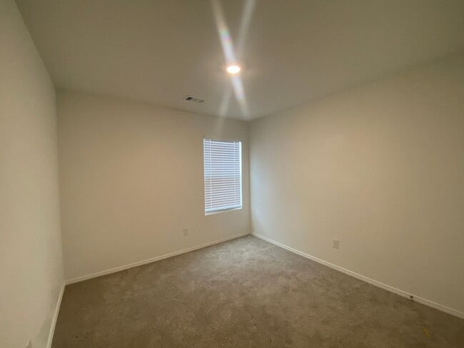 Building Photo - 4 Bedroom, 2 Bathroom home in Valley View School District!