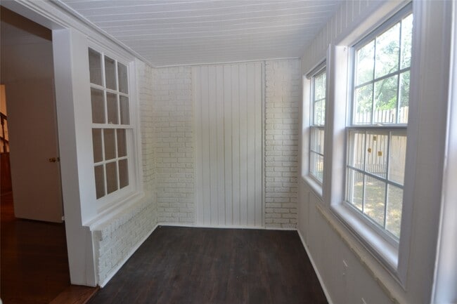 Building Photo - 2135 Bissonnet St