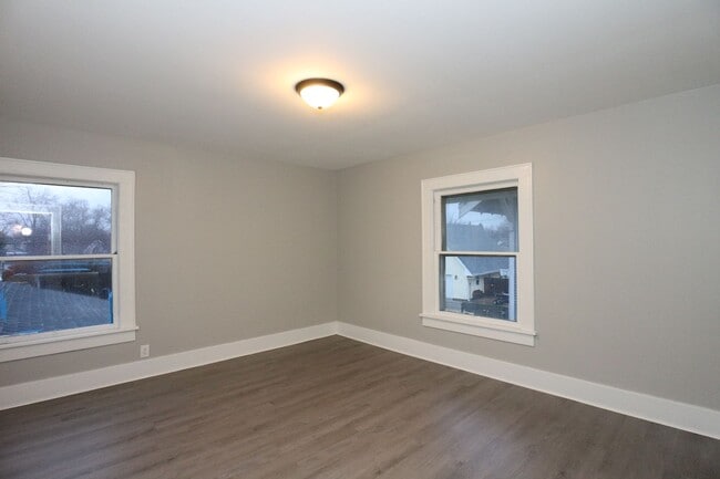 Building Photo - Large Frankfort Home!