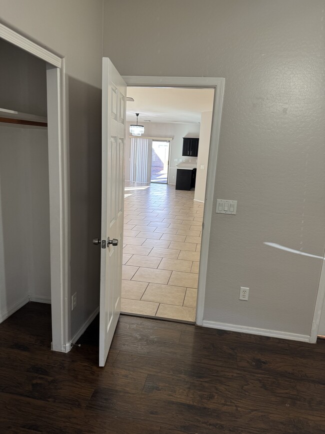 Building Photo - 8712 W Hammond Ln