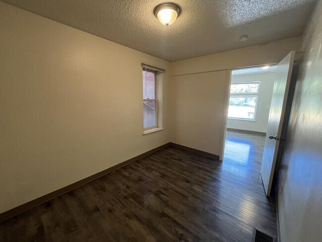 Building Photo - 560 600 E