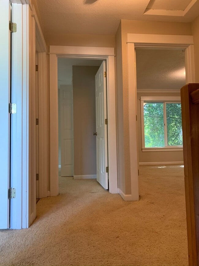 Building Photo - Large Four Bedroom House in Newberg