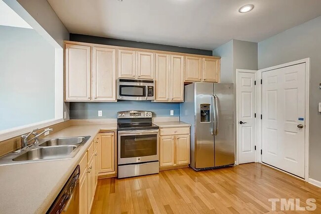 Building Photo - Elegant Long Lake Townhome | Hardwood Floors | 2-Car Garage | Pool