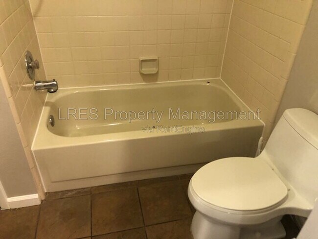 Building Photo - 1406 Northlake Dr