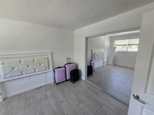 Building Photo - 465 S Royal Poinciana Blvd