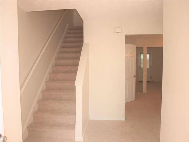 Building Photo - Three Bedroom Town Home, Total Electric