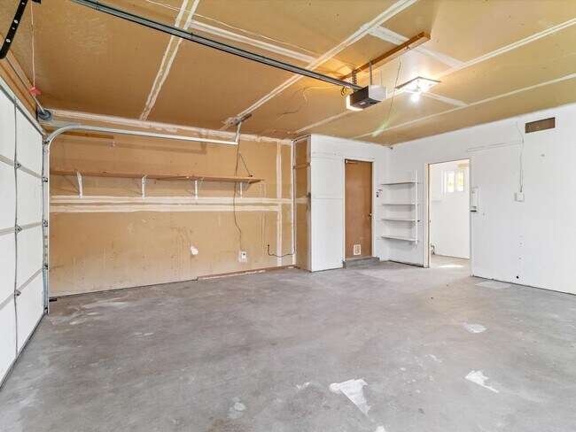 Building Photo - Spacious 4-Bed, 2-Bath Home | Large Backyard| Quick Access to Highway 528 and Other Routes| Pre-L...