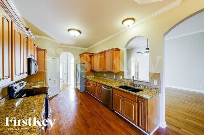 Building Photo - 8025 Brookhaven Ln