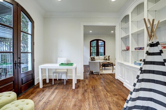 Building Photo - 2435 Stanmore Dr
