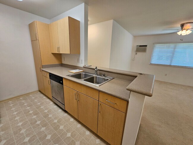 Building Photo - 2 Bed 1 Bath Condo 2 Parking ( Tandem parking right in front )