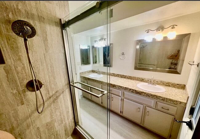 Building Photo - 984 N 85th Pl