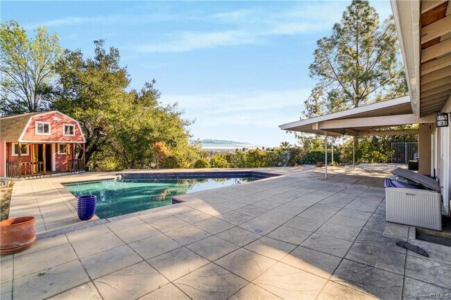 Building Photo - 16922 Oak View Dr