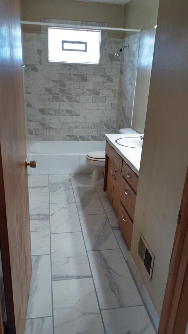 Building Photo - 1915 E Dodge St