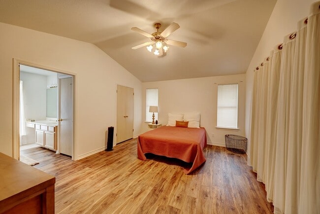 Building Photo - 212 Oak Hill Dr