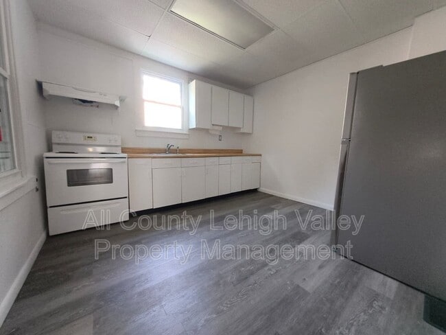 Building Photo - 137 S 12th St