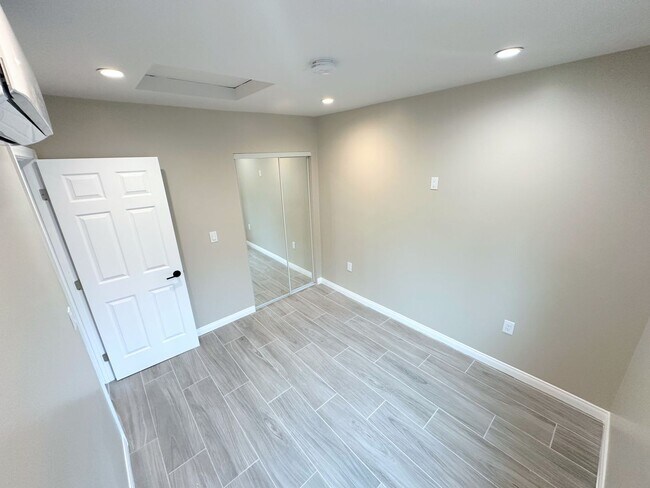 Building Photo - Gorgeous 1BD/1BA all appliances included. Move in ready!!