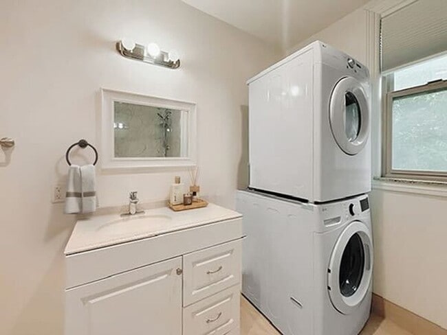 Building Photo - Spacious 6 Bed in Carlsbad with Ocean Views and Roof Top deck, 1 mile to the Beach!!