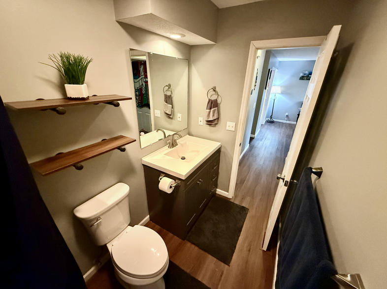 Main Bathroom - 206 SE Greystone Dr