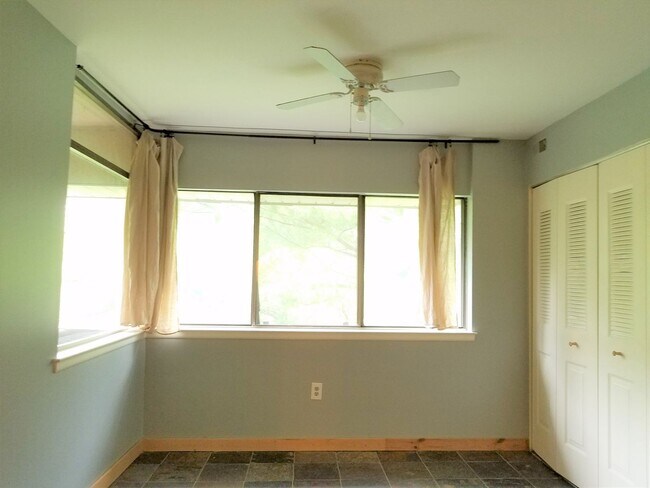 Building Photo - Extremely Well Maintained Second Level Condo ready for you to call home!