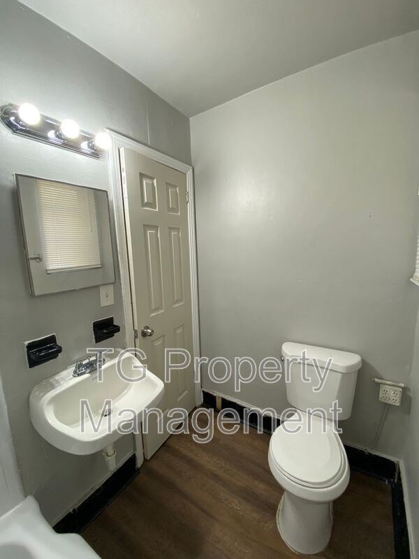 Building Photo - 5205 Hollycrest Dr