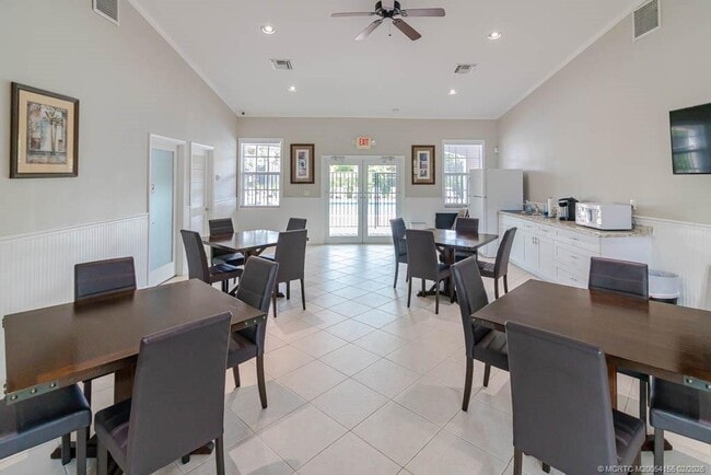 Building Photo - 356 SE Bloxham Way