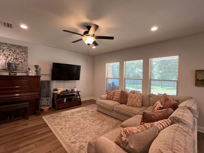 Building Photo - Exceptional 4 Bedroom in Milton