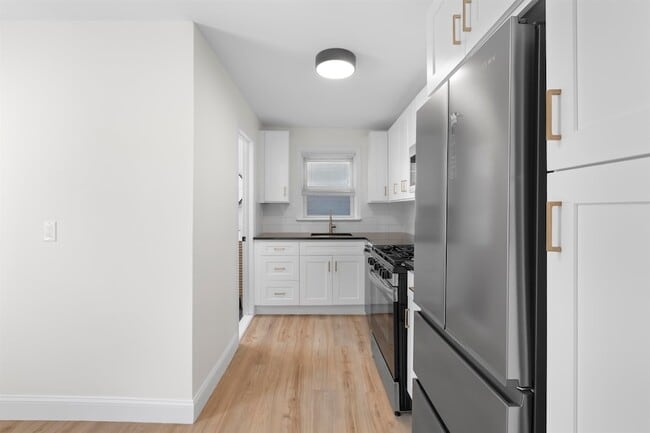 Building Photo - 676 Chestnut St