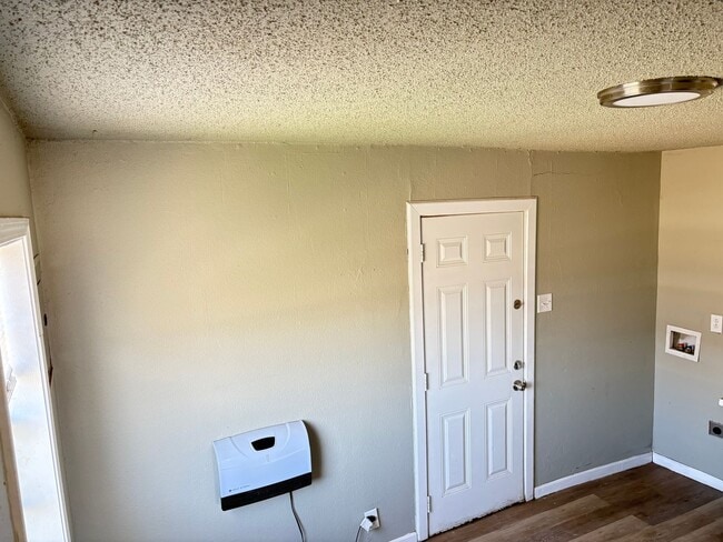 Building Photo - 2bed/1 Bath - Available May