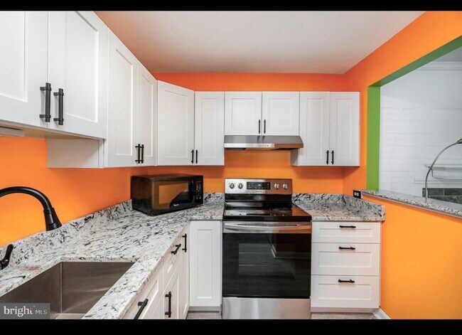 Building Photo - 5 Warren Lodge Ct