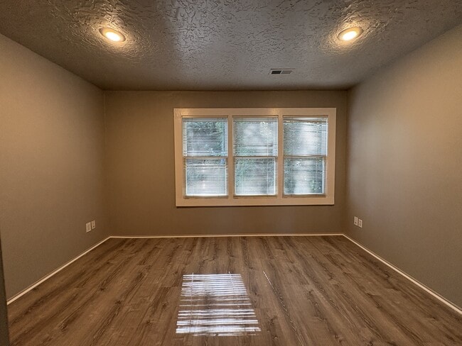 Building Photo - 1275 SW College St