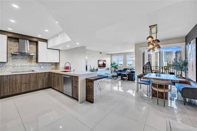 Primary Photo - 19900 E Country Club Dr