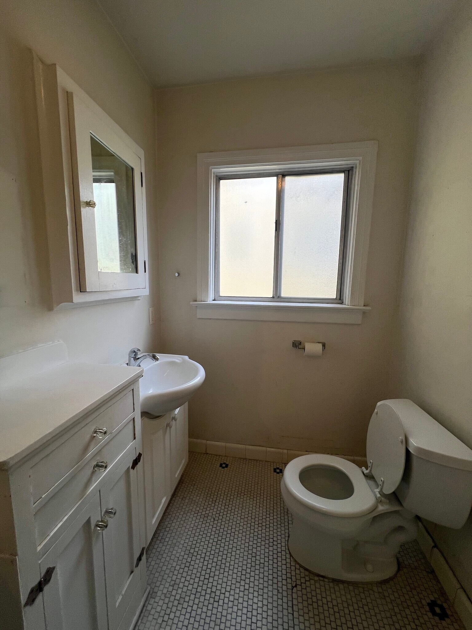 Building Photo - 502 1/2 N Heliotrope Dr
