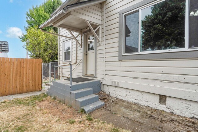 Building Photo - Beautifully Renovated 4-Bedroom Farmhouse on Large Corner Lot in the Heart of Sublimity - Water/S...