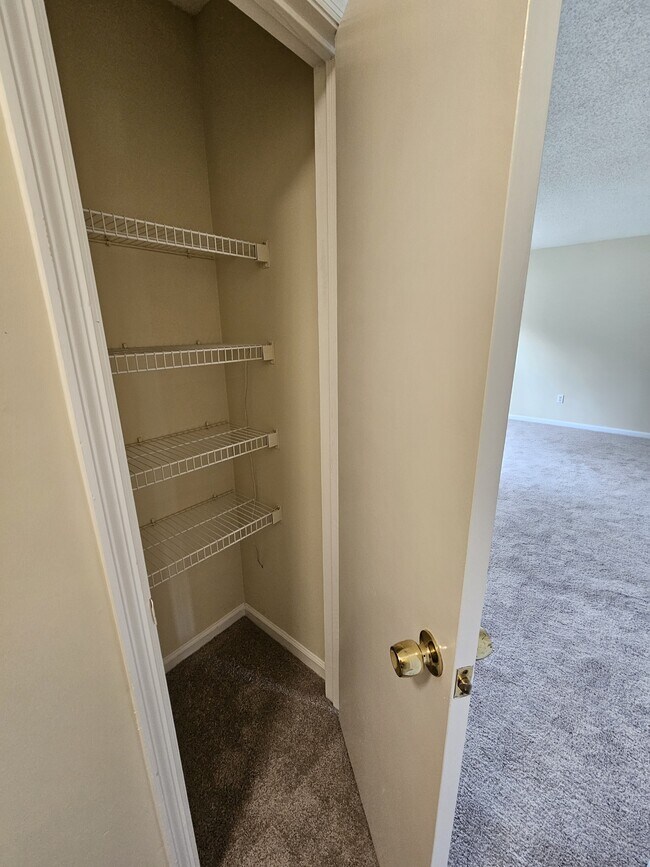 Building Photo - 124 Hunt Club Ct