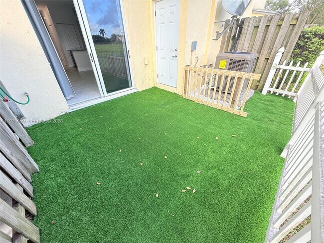 Building Photo - 134 SE 28th Ter