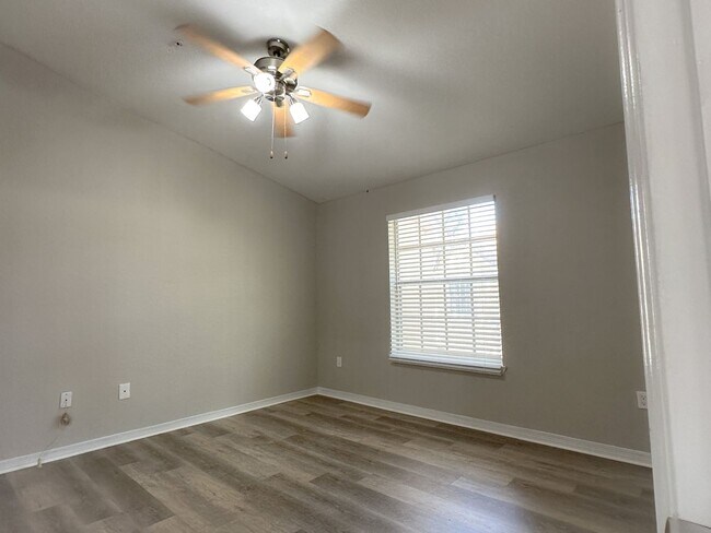 Building Photo - Crescent Place - 22-206