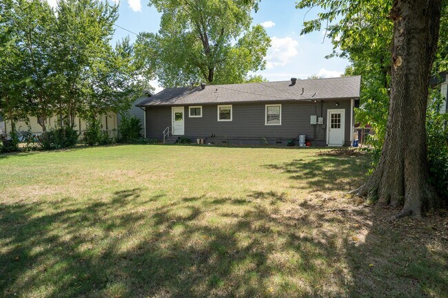 Building Photo - 3 Bed 1 Bath MIDTOWN home!!