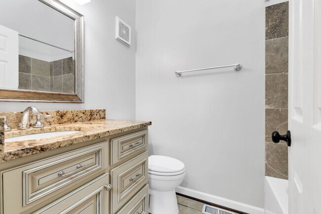 Building Photo - Beautiful Green Hills Townhome With Garage