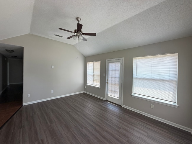 Building Photo - 3BR/2BA Memphis Rental with High Ceilings, Hardwood Floors & Fenced Yard